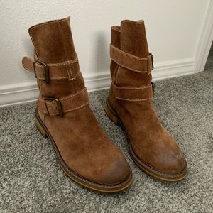 Suede boots brown with buckles